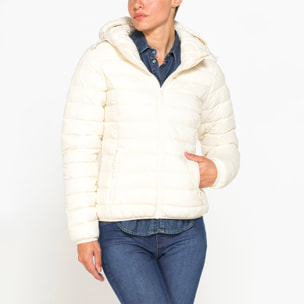 GIUBBOTTO RESISTENTE ALLA PIOGGIA CON IMBOTTITURA ULTRA LEGGERA. Vestibilità regolare.