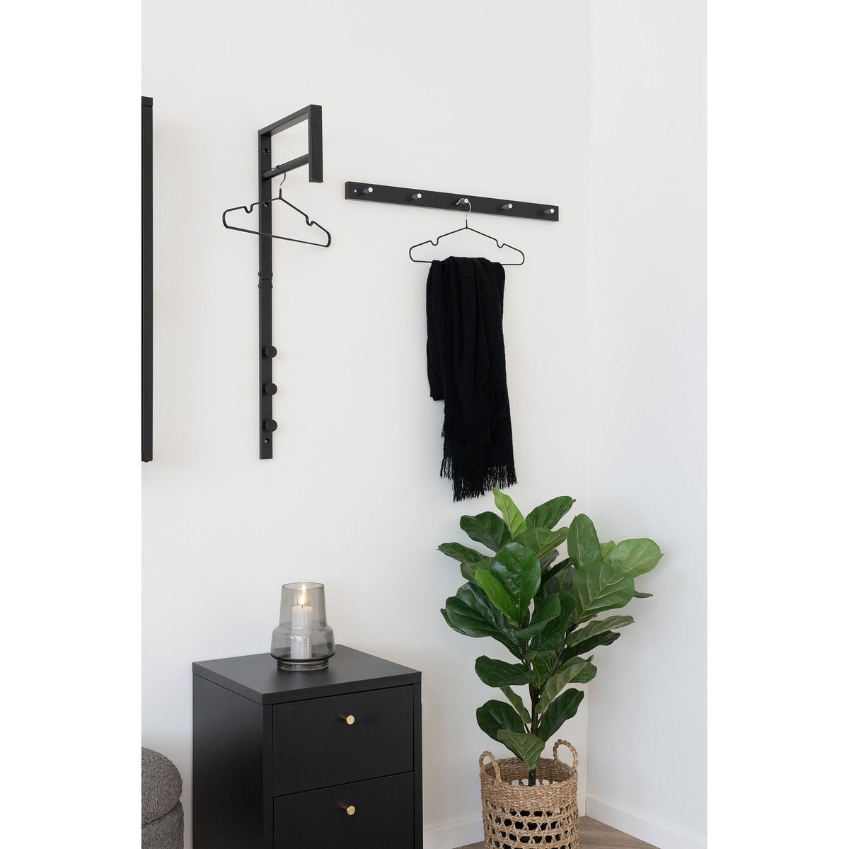 Porta abiti da parete Trento in metallo nero con barra e 3 ganci 30x82 cm