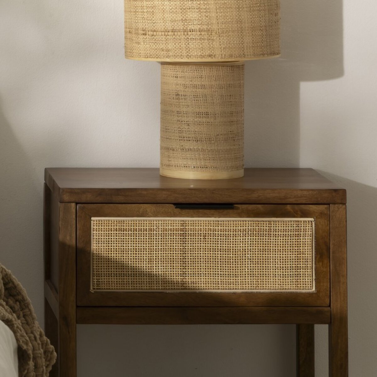 Table de chevet Eline -bois massif de manguier et rotin-couleur noyer 50 x 60 x 35 cm