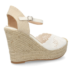 Alpargata cuña destalonada con calados para mujer.