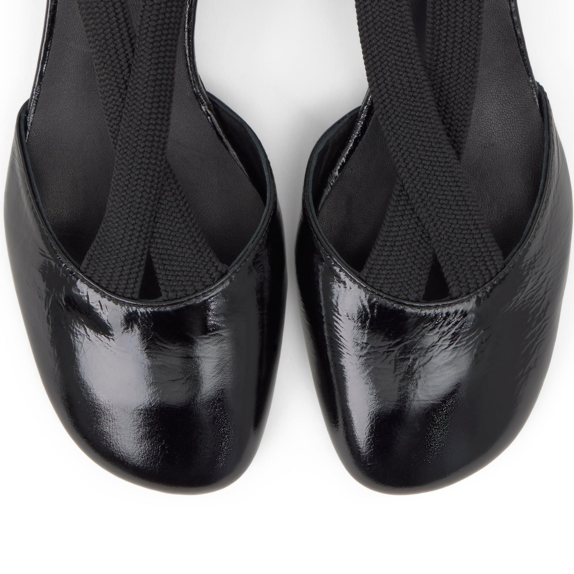 Zapato tacón Aline en charol con cintas de tela