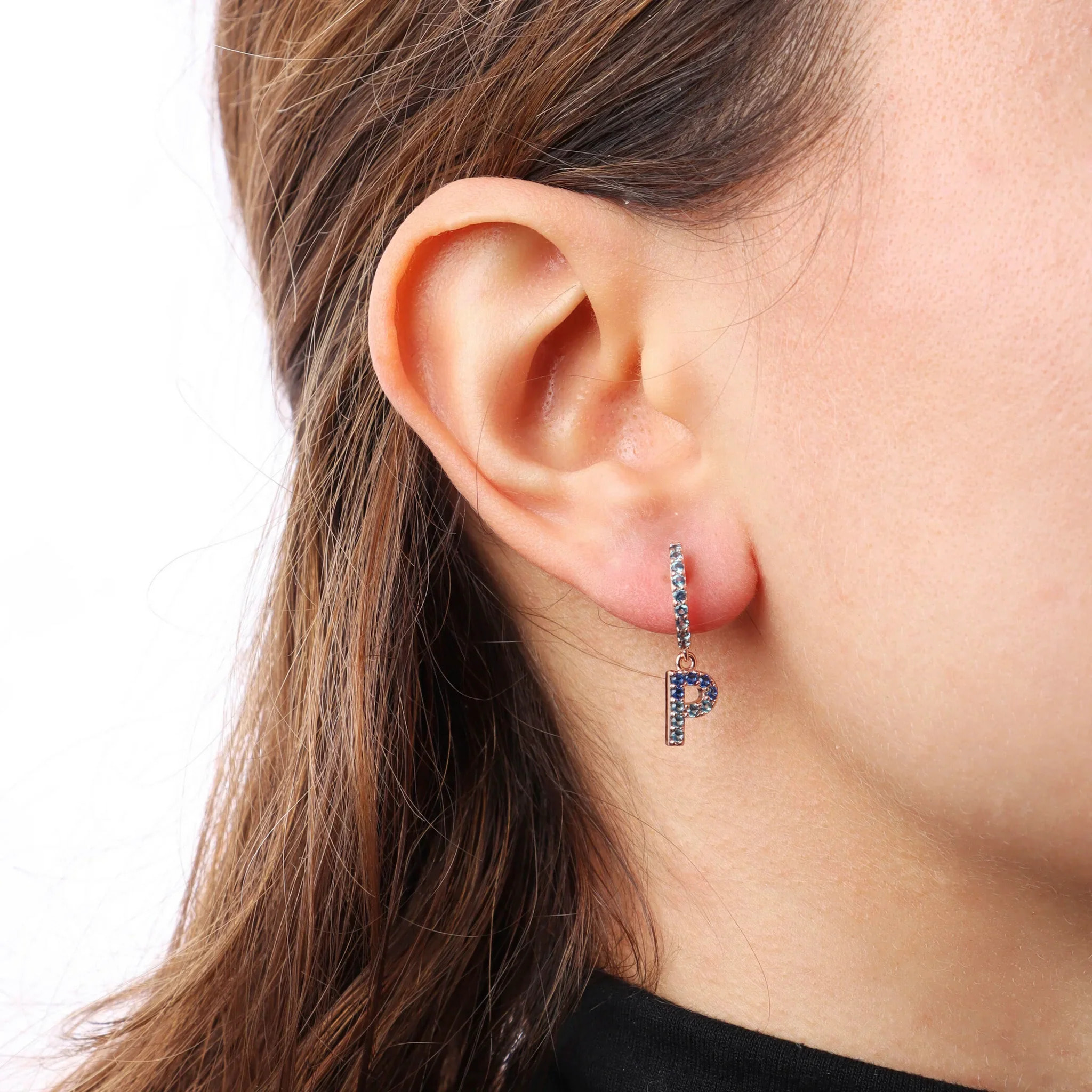 Orecchino Pendente con Lettera P in Pavé di Cubic Zirconia Rosa