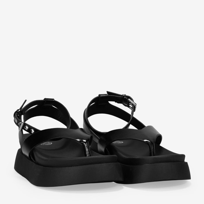 Sandalias de dedo negras con plataforma