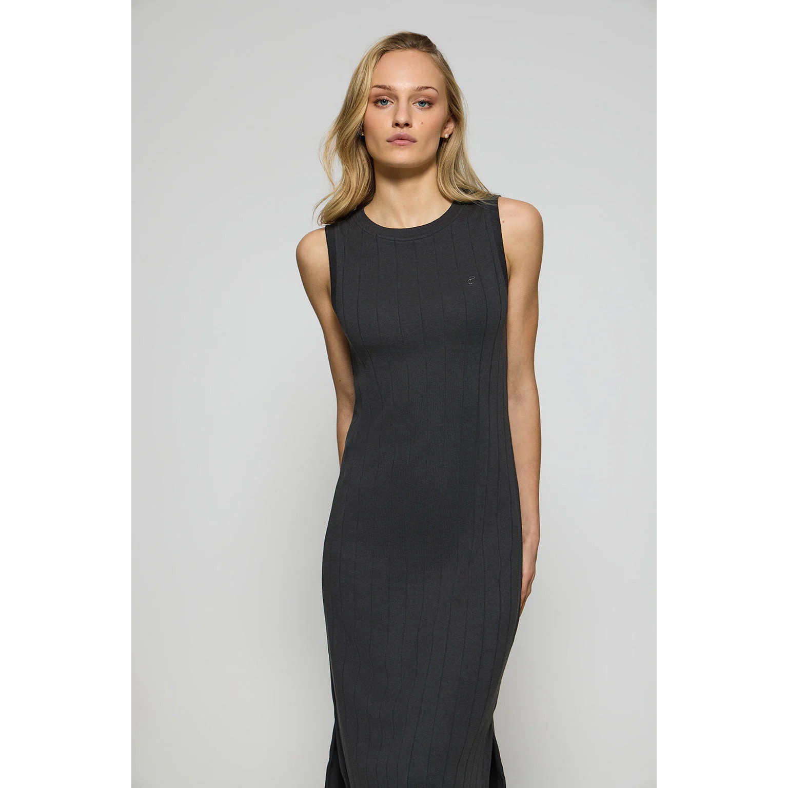 Vestito lungo nero a coste con monogramma ricamato