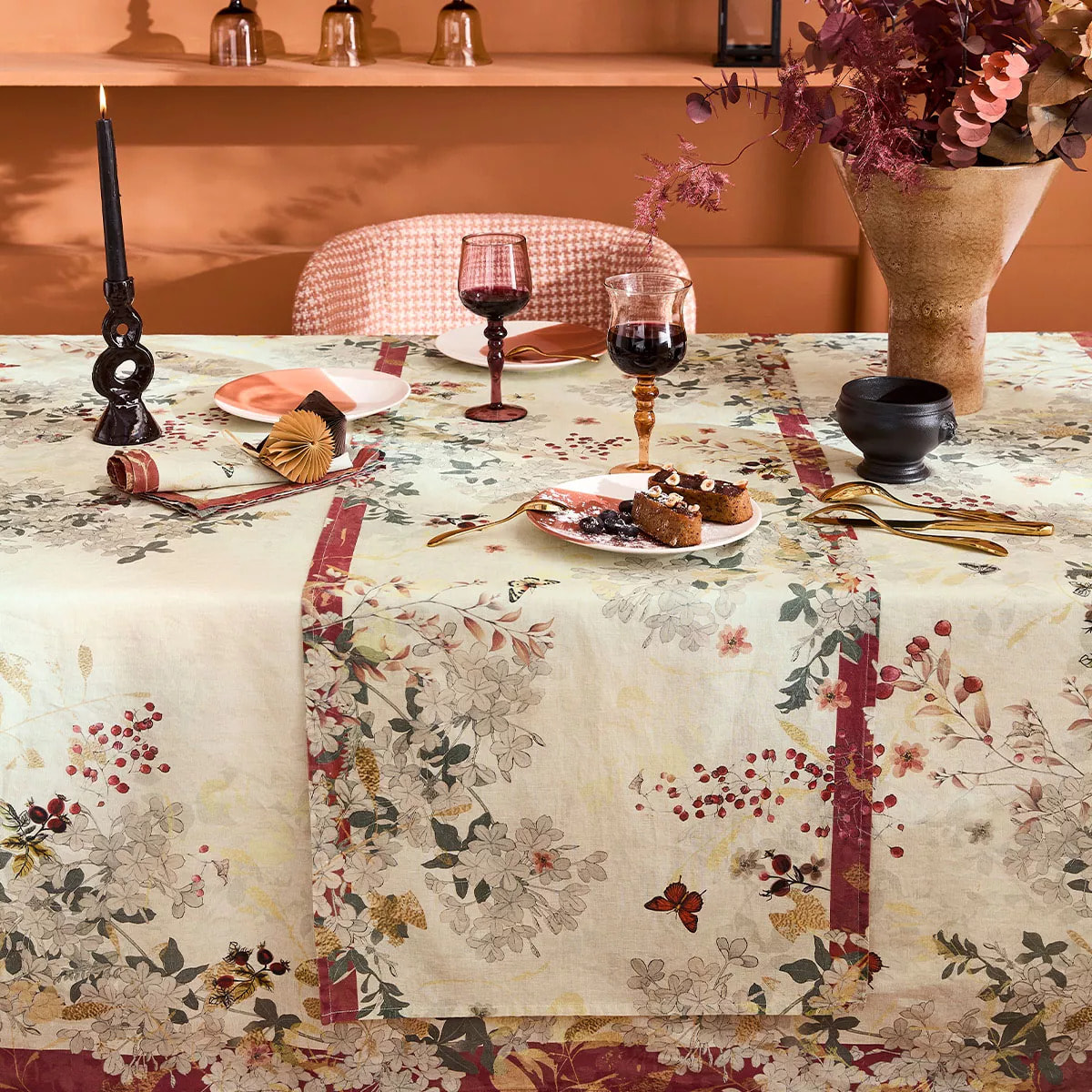 Chemin de table lin & coton lavé 150 g/m² imprimé beige bordeaux Vintage flowers cranberry