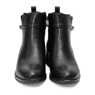 Stivaletto in simil pelle con fibbia dorata