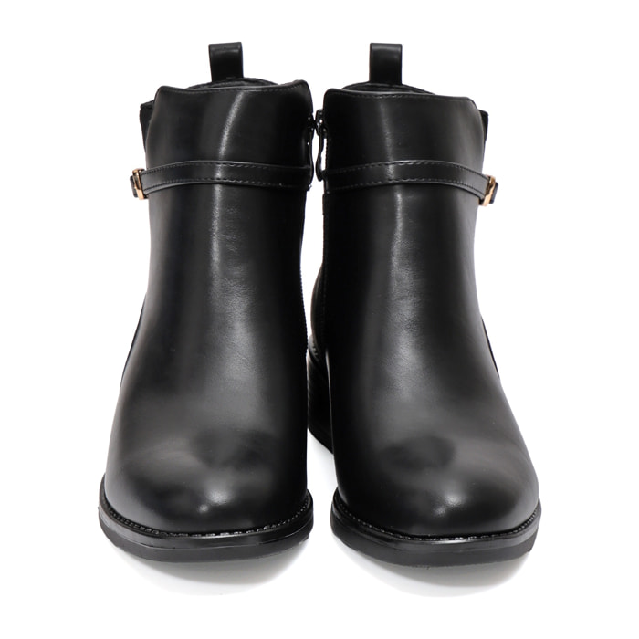 Stivaletto in simil pelle con fibbia dorata