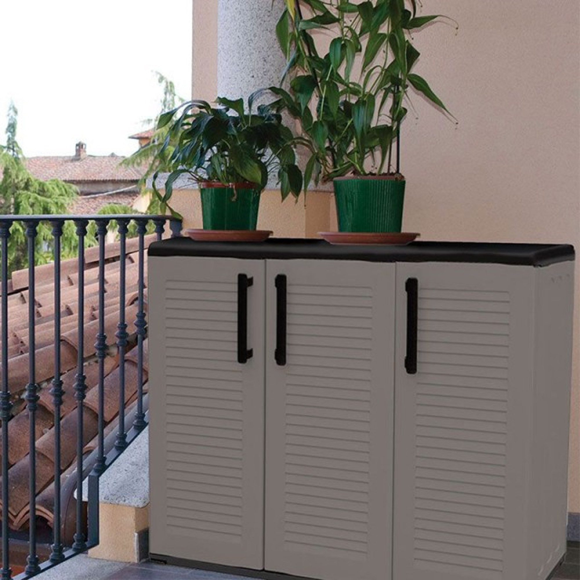 Armario de mediana altura en polipropileno, material reciclable y ecológico sostenible, está equipado con bisagras de acero y estantes ajustables, dim