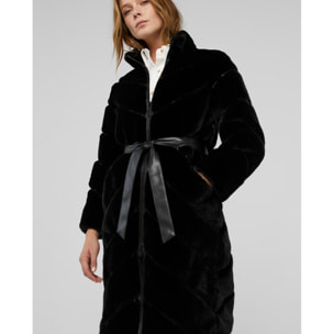 Cappotto di pelliccia di lunghezza media con tagli a spina di pesce