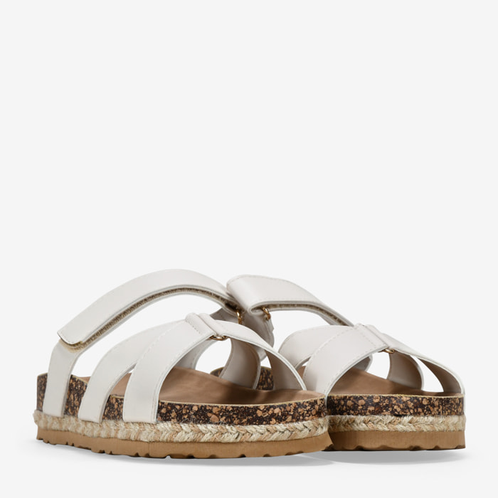 Sandalias planas beige con suela de corcho y esparto
