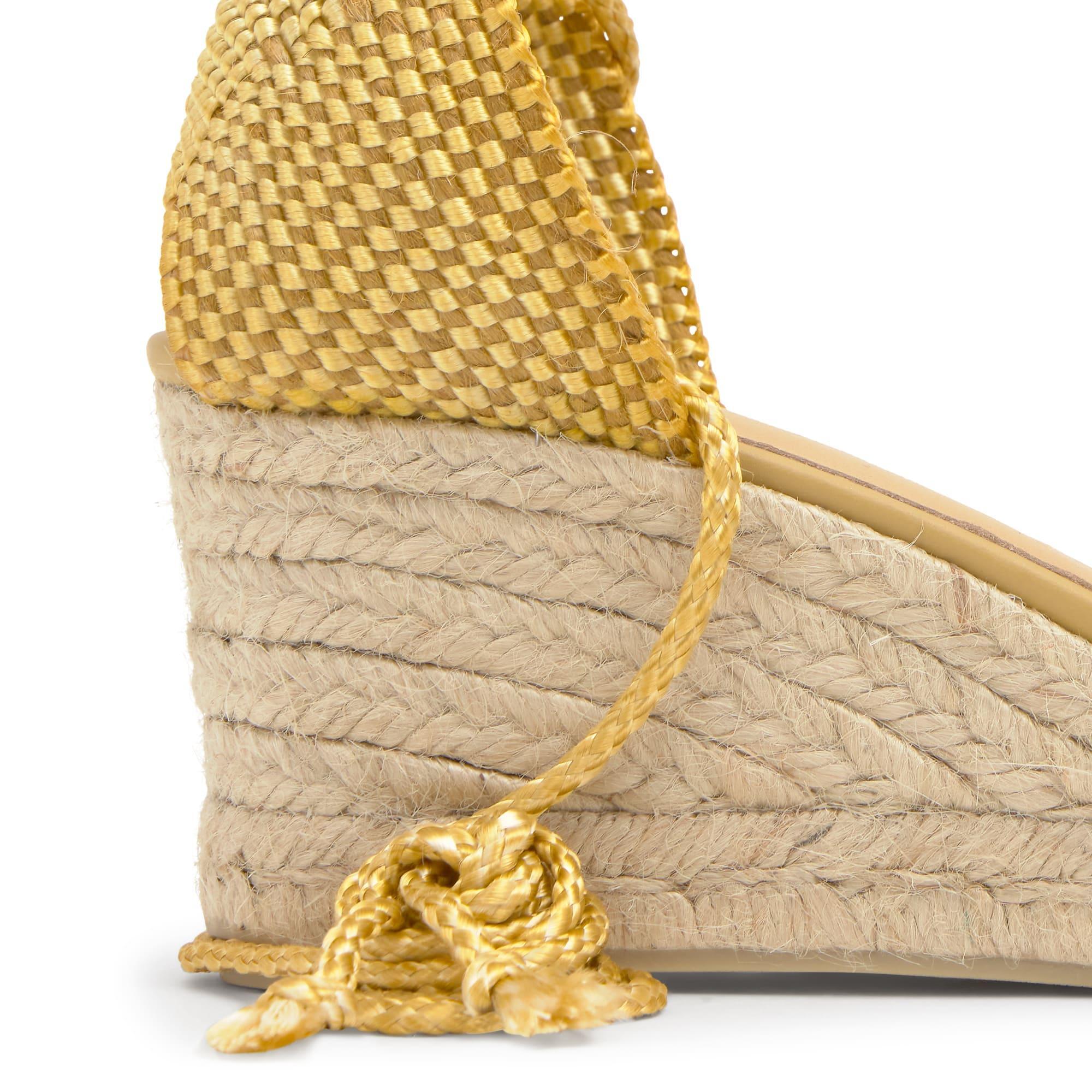 Alpargata Cora cuña de yute con rayón trenzado, cintas y escote en V con hilos metalizados