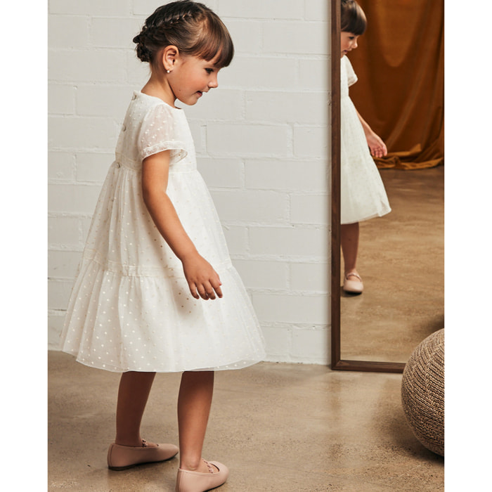 Vestido de tul bordado plumeti de manga corta. Falda de volantes y puntilla.