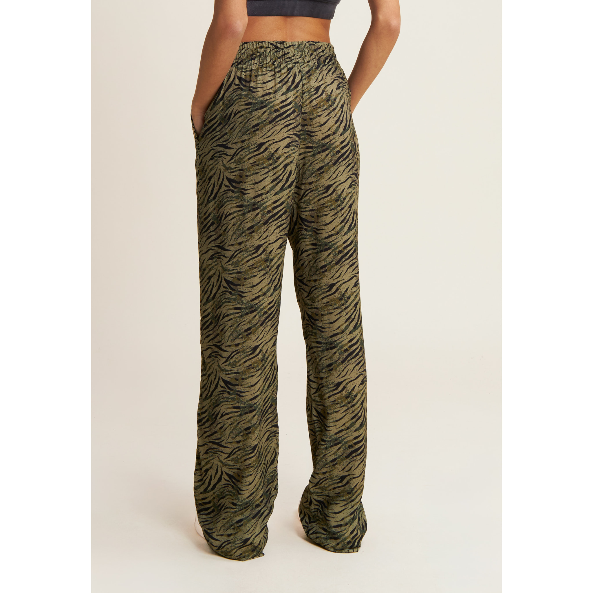 Pantaloni comfort in viscosa animalier con gamba ampia
