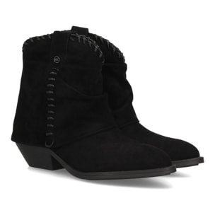 Botines cowboy con costuras decorativas