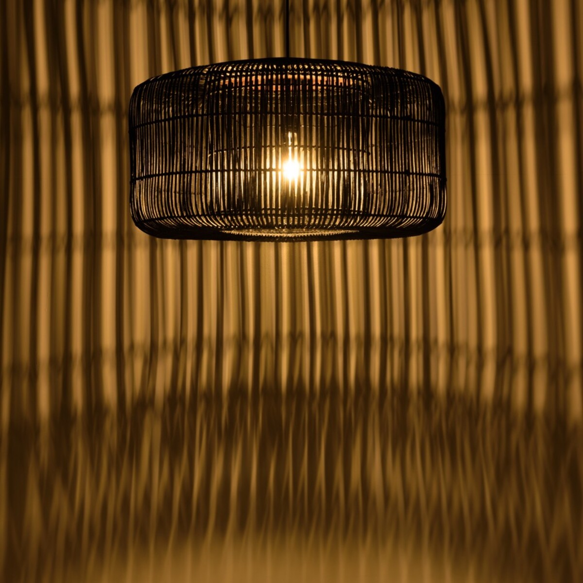 SIXTINE - Suspension 'seau' 76x76cm en rotin couleur noire et teck