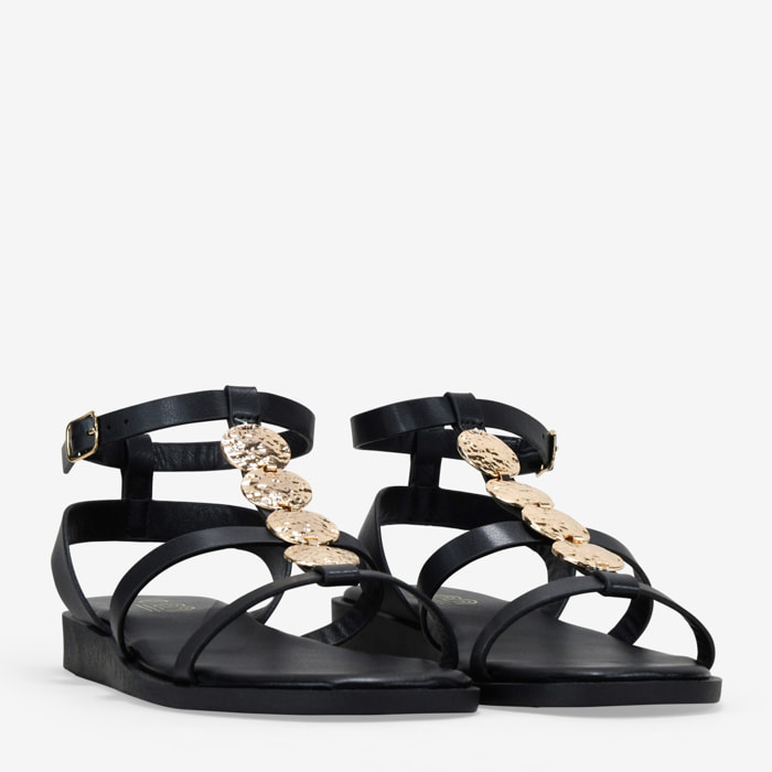 Sandalias planas negras con monedas doradas