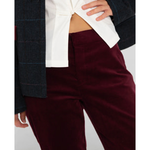 Pantalón terciopelo efecto piel de melocotón burdeos