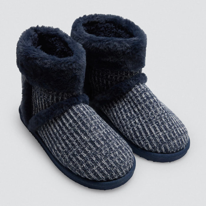 Stivali da casa con una combinazione di maglia e pelliccia