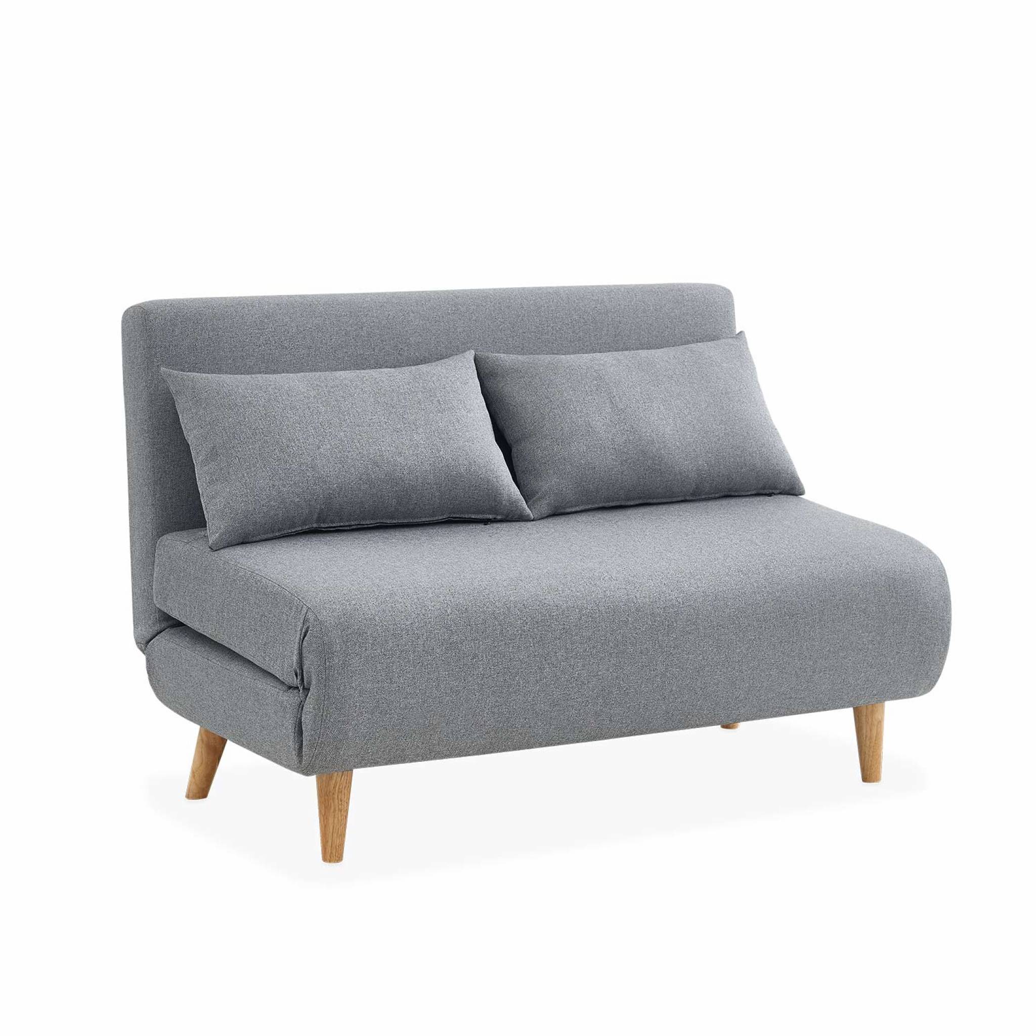 Canapé convertible en tissu - Guesta - 2 places scandinave. pieds bois foncé. gris clair. banquette. dossier inclinable