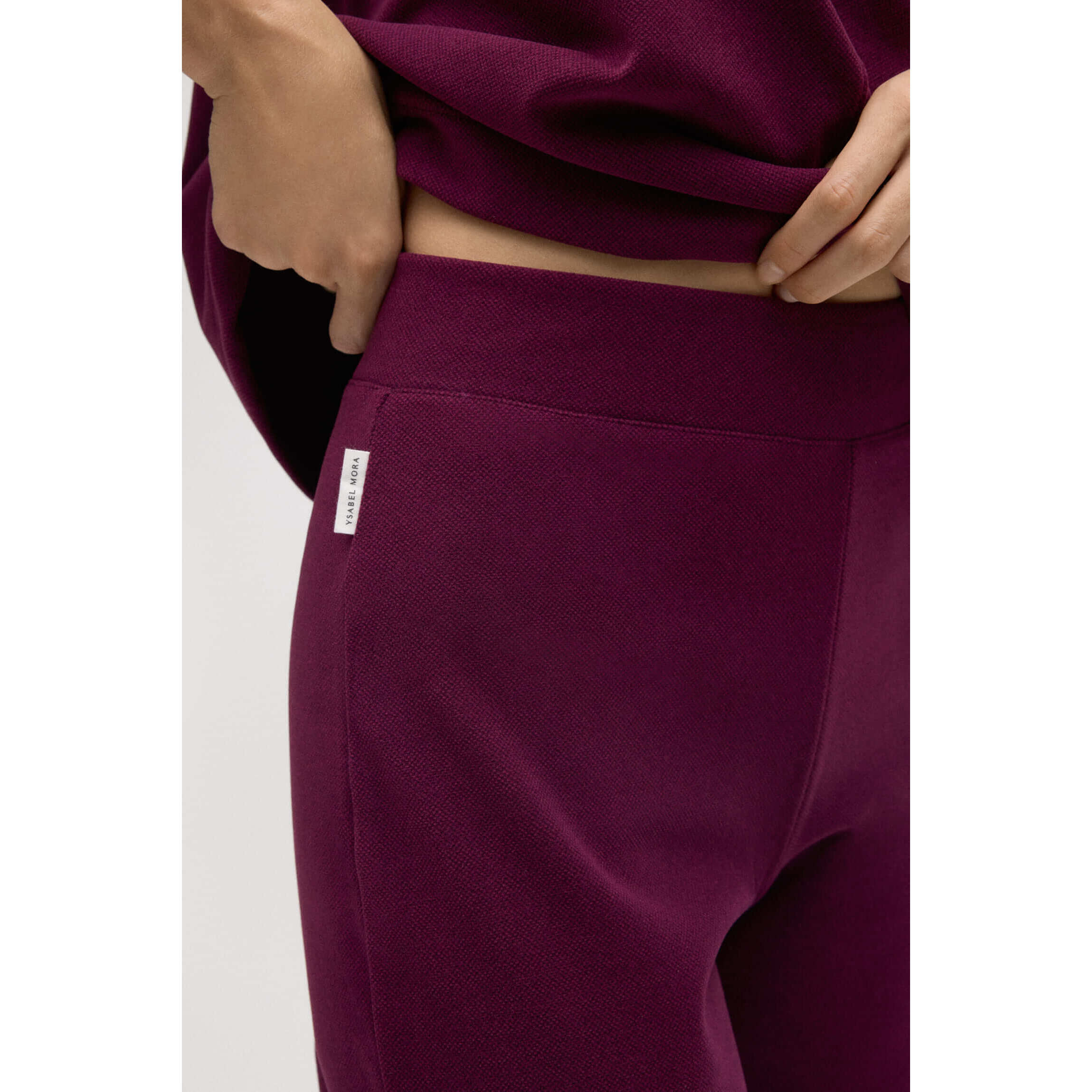 Pantaloni dritti con texture bordeaux