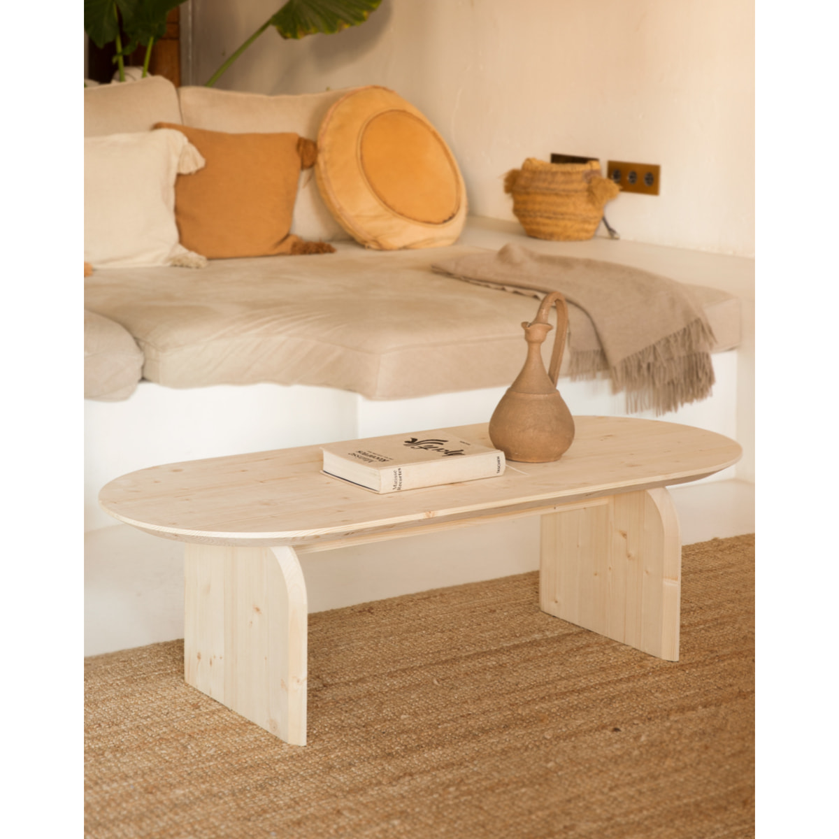 Table basse ovale en bois massif ton naturel en différentes tailles