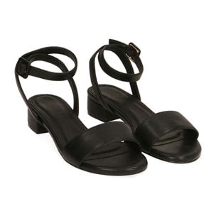 Sandalias negras con tira, tacón 2,5 cm.