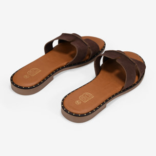 Sandalias planas marrones en serraje piel