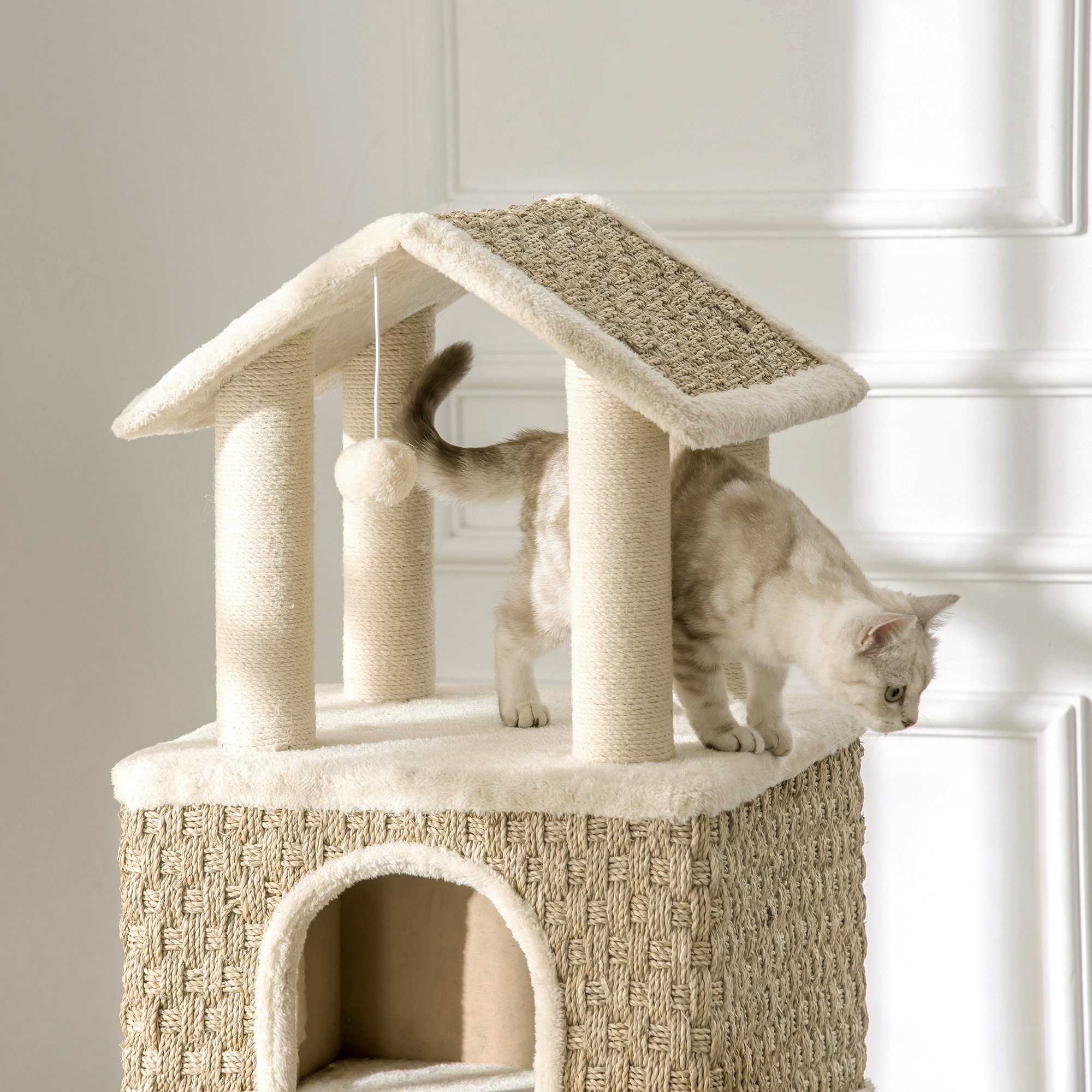 Arbre à chats style cosy chic griffoirs sisal naturel grande niche plateforme échelle jeu boules tourniquet peluche courte cordes d'algues tressées