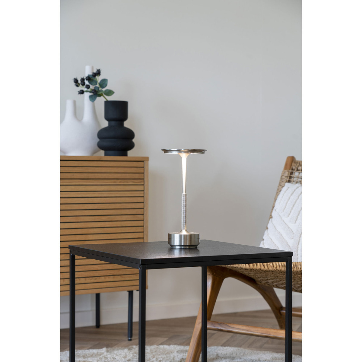Lampada da tavolo Lyneham ricaricabile in alluminio argento