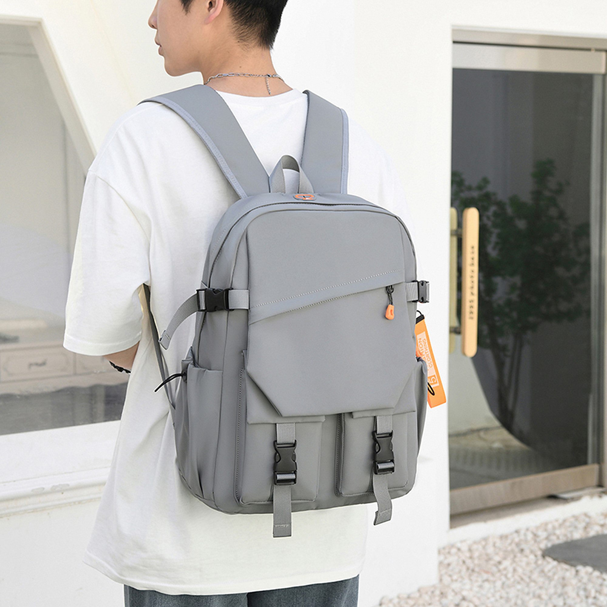 DAM Mochila para Laptop con interfaz de carga USB. 30x15x44 Cm. Color: Negro