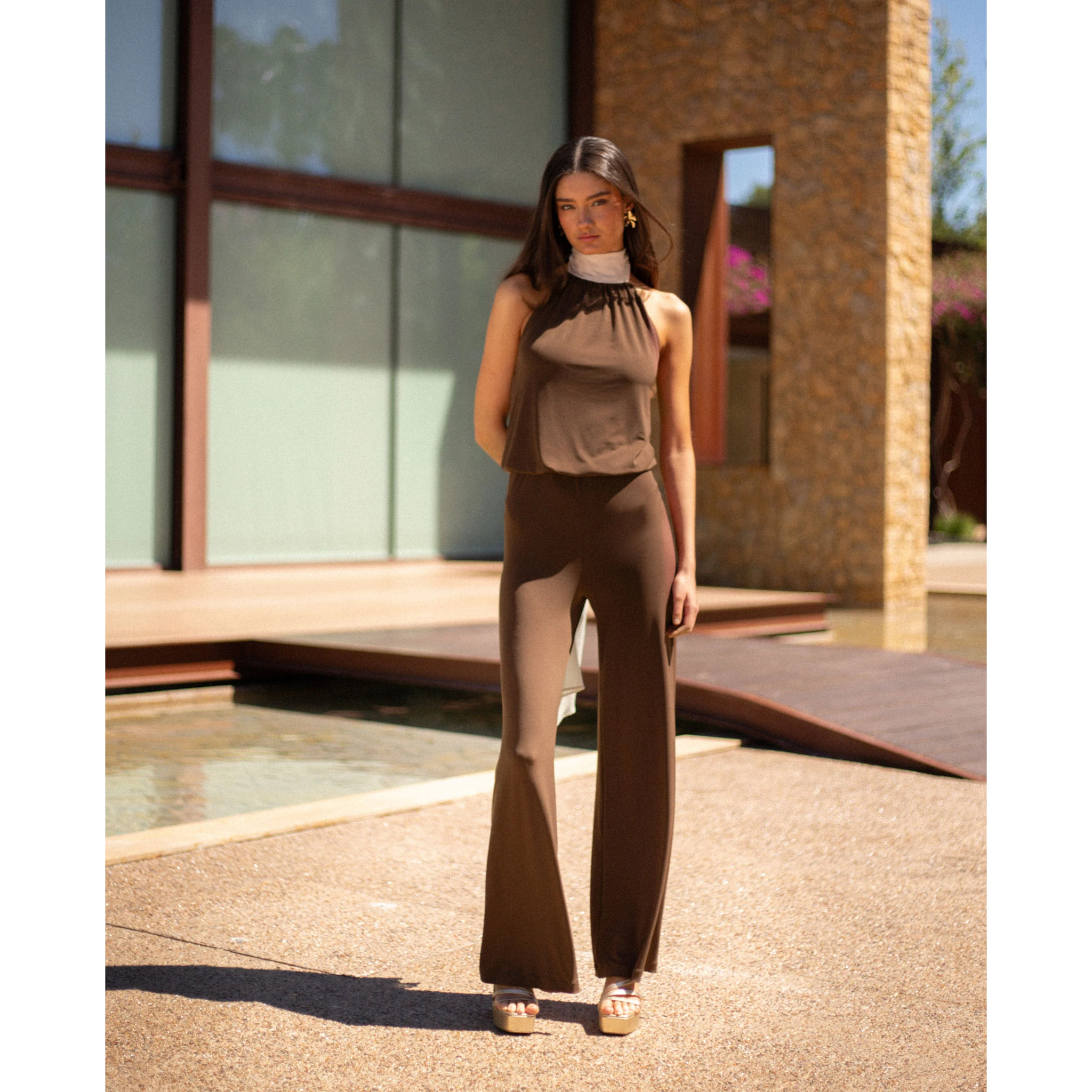 Mono largo de punto con cuello halter y pierna ancha