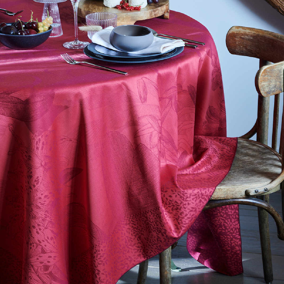 Nappe anti tache pur coton motif jacquard Orchidees bordeaux