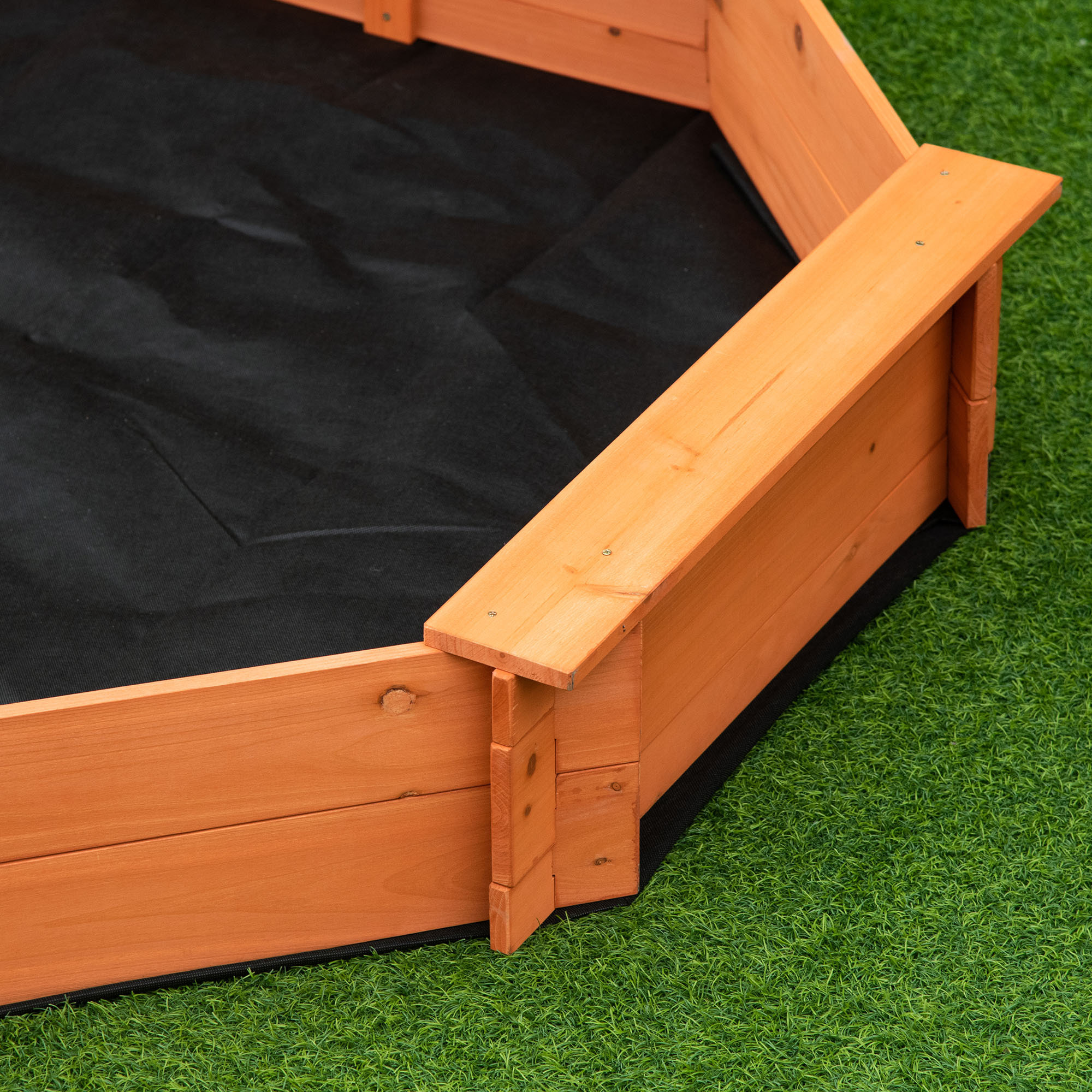 Bac à sable bois octogonal dim. 139,5L x 139,5l x 21,5H cm - 4 bancs - bâche de couverture, non tissé de sol inclus - bois sapin pré-huilé