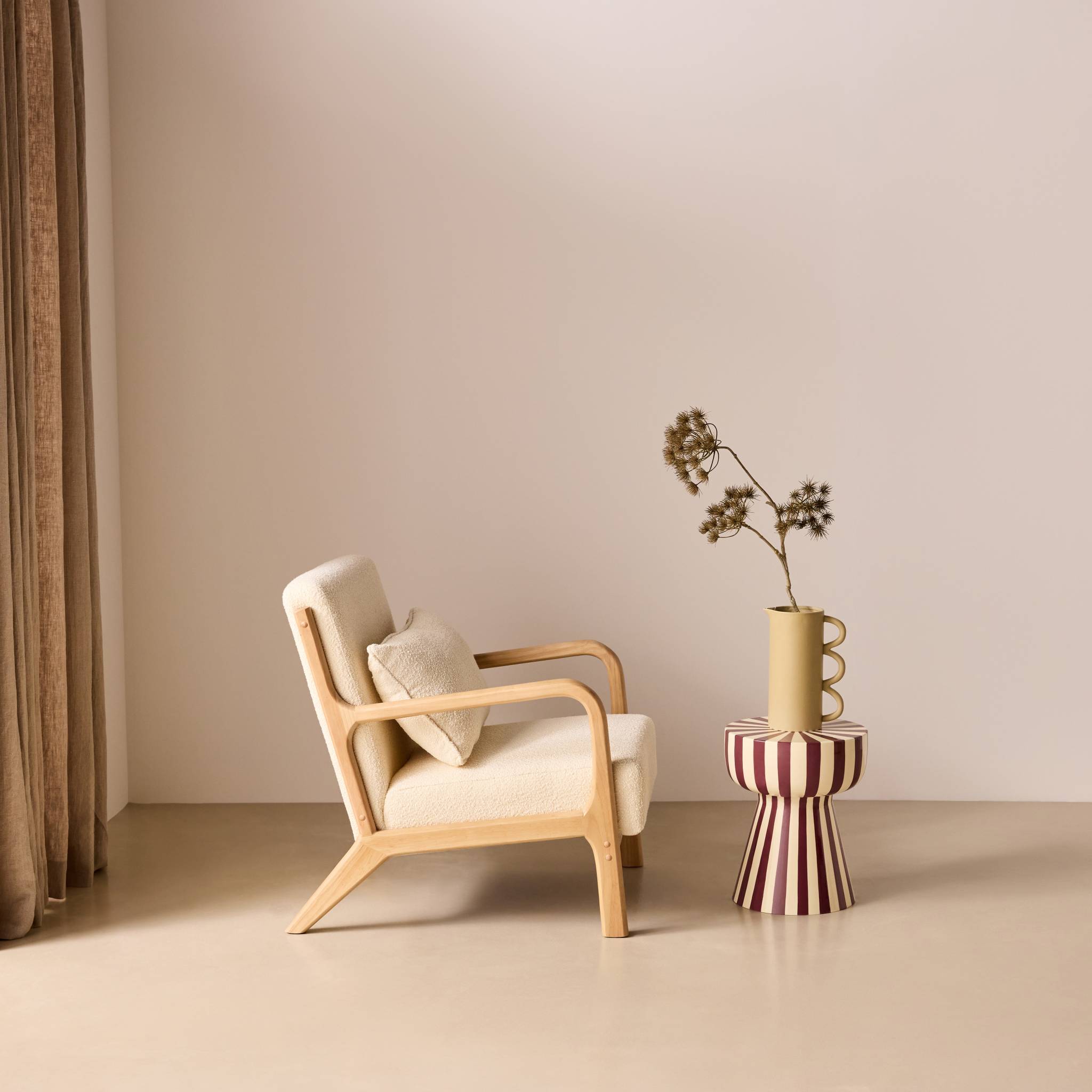 Fauteuil scandinave bois d'hévéa et bouclette texturée LORENS