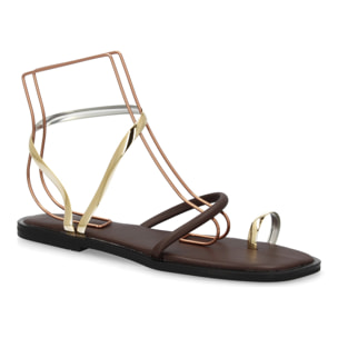 Sandalia plana moderna tiras metálicas