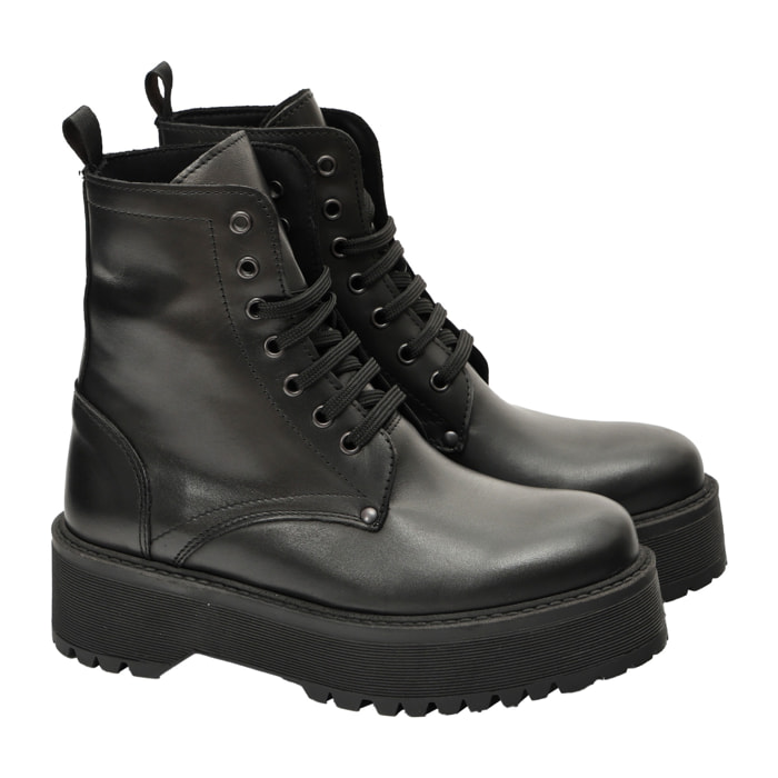 Anfibi in vera pelle con stringhe