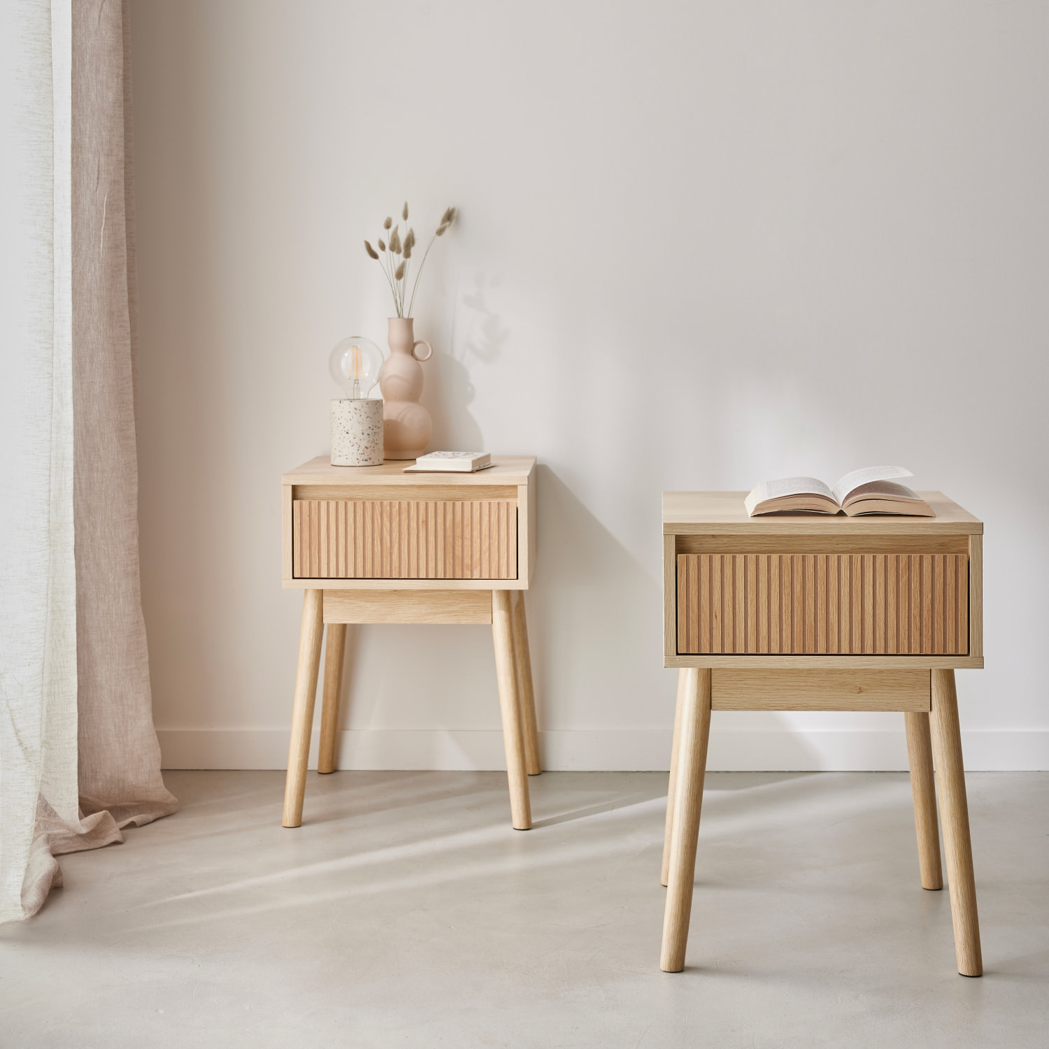 Lot de 2 tables de chevet avec un tiroir. Panneaux stratifiés couleur naturelle. Pied en bois de sapin.  L 39 x 39 x H 55.4cm LINEAR