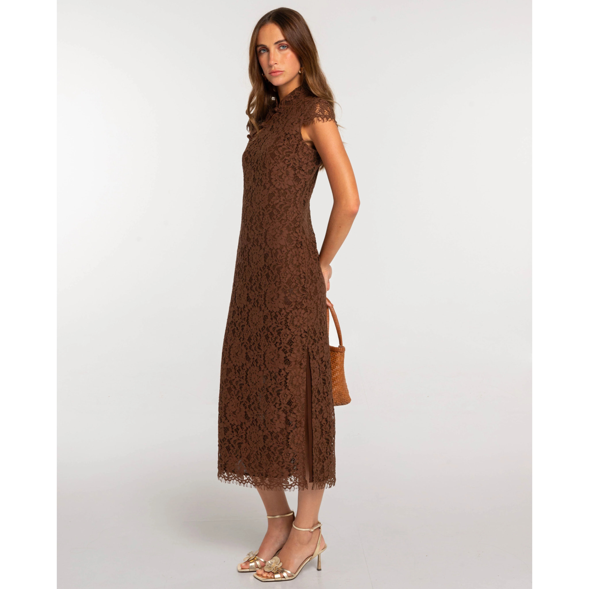Vestido midi de encaje con cuello mao