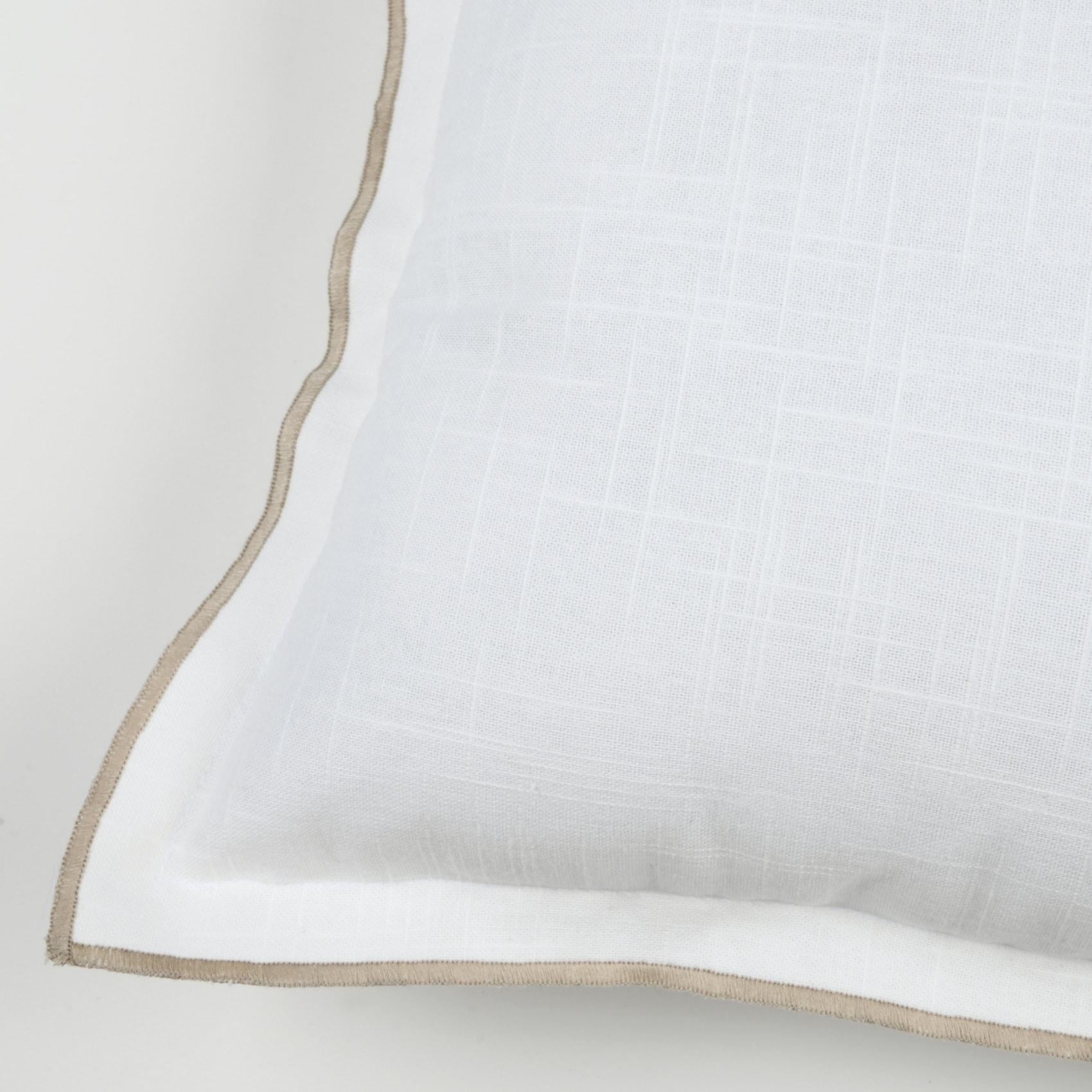 Coussin coton volant plat feston noir - Blanc