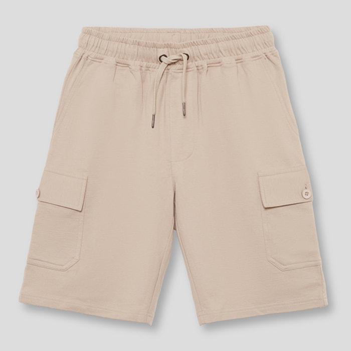 Bermuda cargo de corte regular con bolsillo lateral con solapa, cintura elastica y cordon ajustable | Color: Tostado | Street Monkey