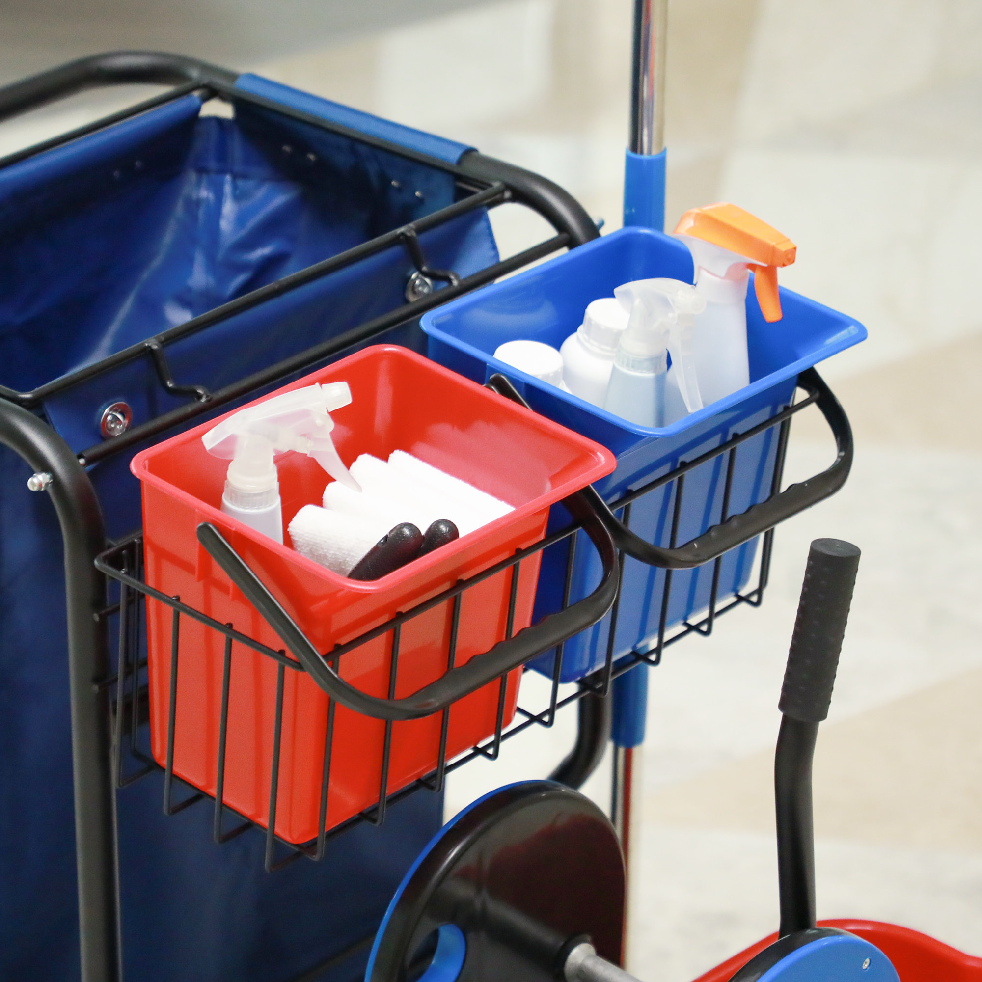 Carro de Limpieza con Bolsa de Basura Carro de Servicio con Doble Cubo de 18 Litros Escurridor de Prensa 2 Cubetas Auxiliares 93x80x97 cm Rojo y Azul