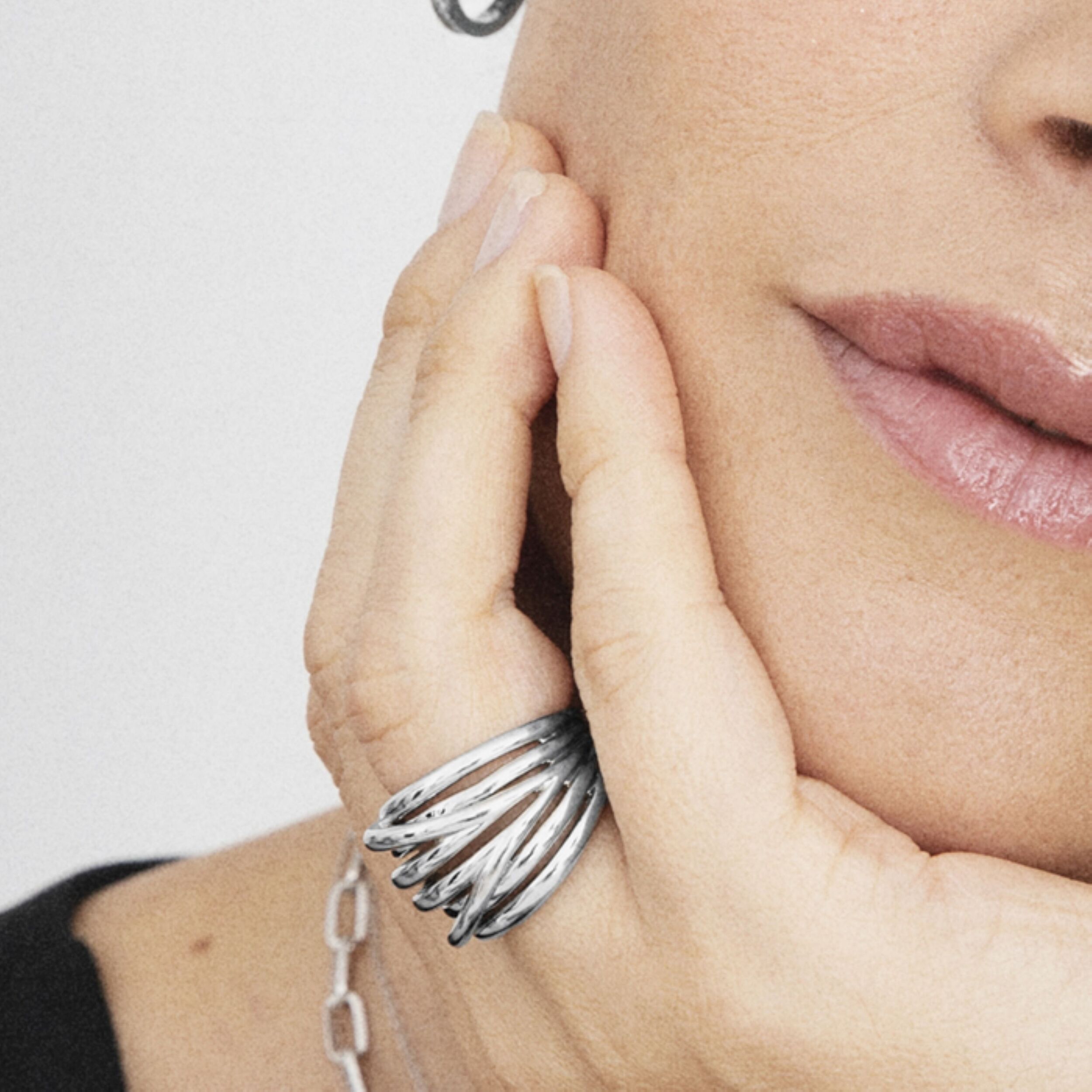 Anillo acabado en rodio