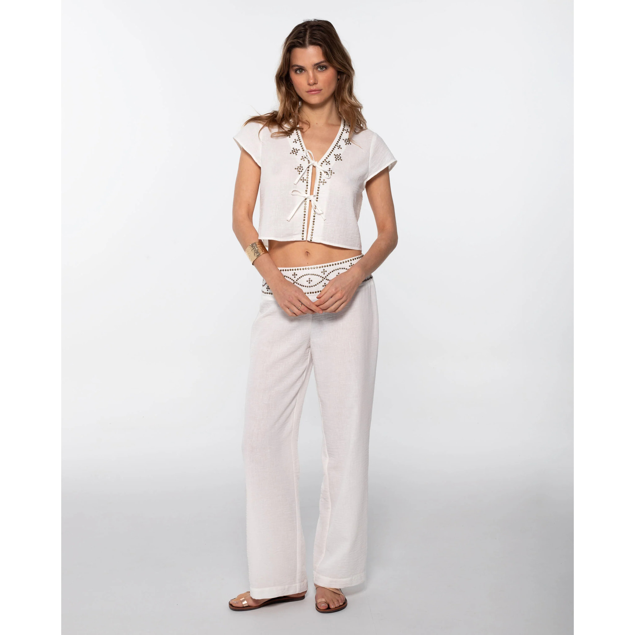 Pantalón acampanado con detalles metálicos