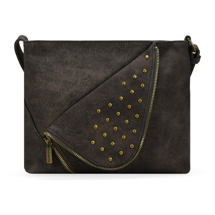 Bolso bandolera marrón con solapa de tachas