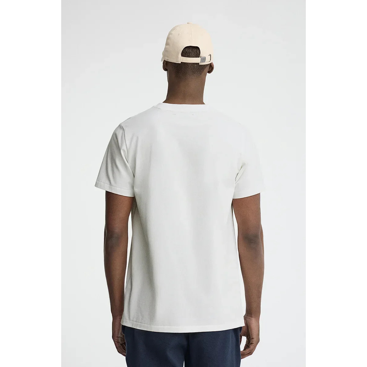 Camiseta blanca de manga corta con logo engomado Rigby Go