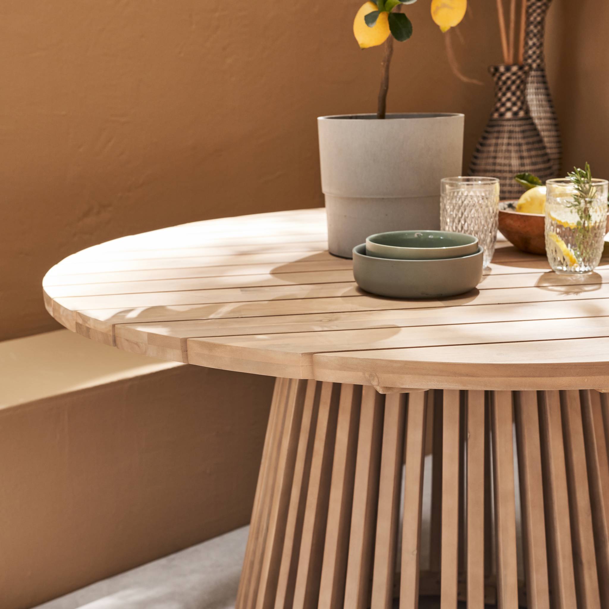 Table à manger ronde en bois d'acacia. 4 places. intérieur et extérieur