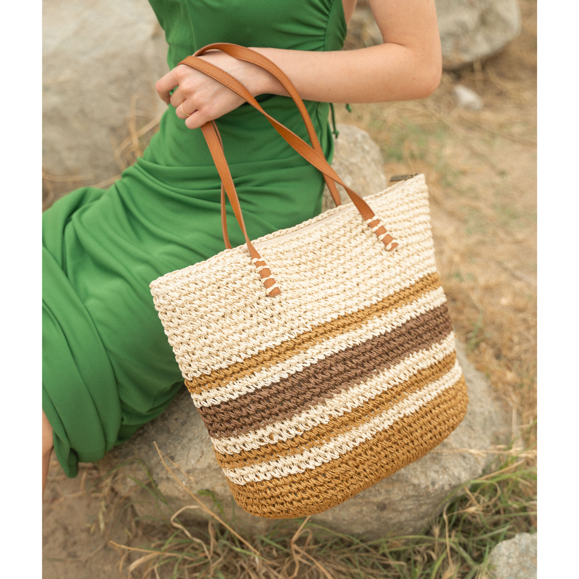 Bolso de playa marrón en rafia con rayas