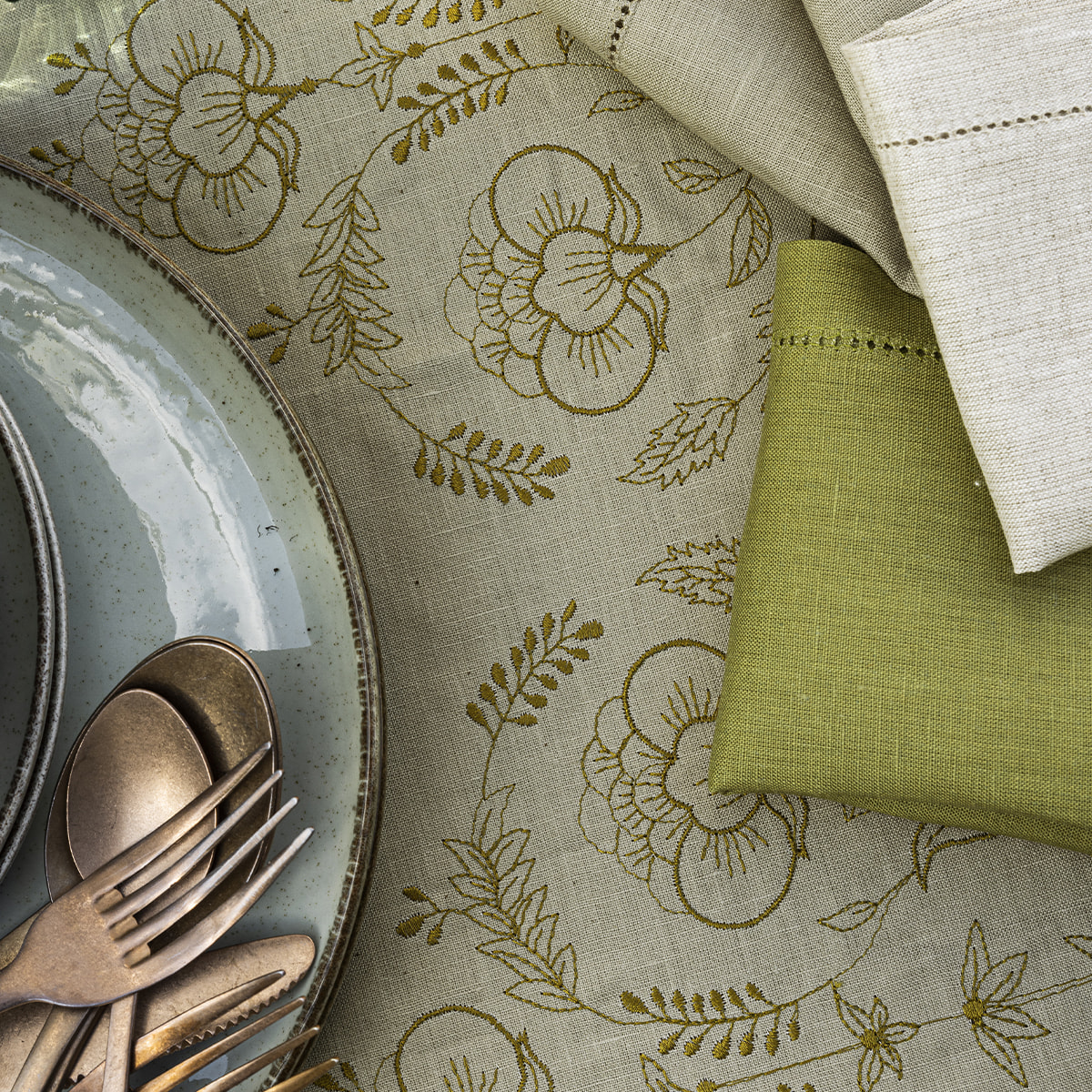 Nappe brodée en lin, PARADIS, Vert Kaki