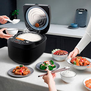 Cuociriso elettrico a calore tridimensionale e 900W. Funzioni e programmi di cottura pre- registrati. Ciotola antiaderente a 5 strati e capacità di 5L.