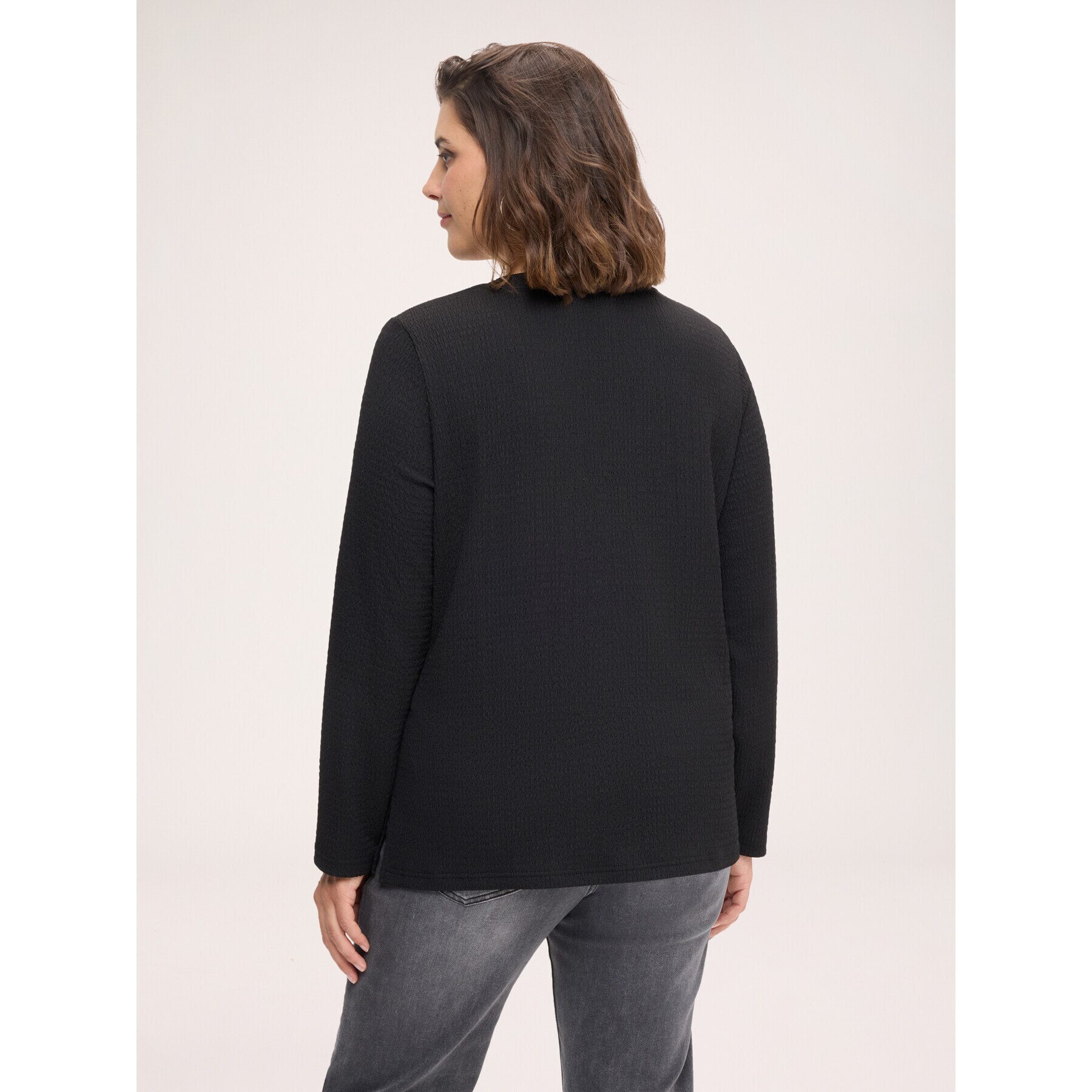 Fiorella Rubino - T-shirt a trama 3D con collanina - Nero